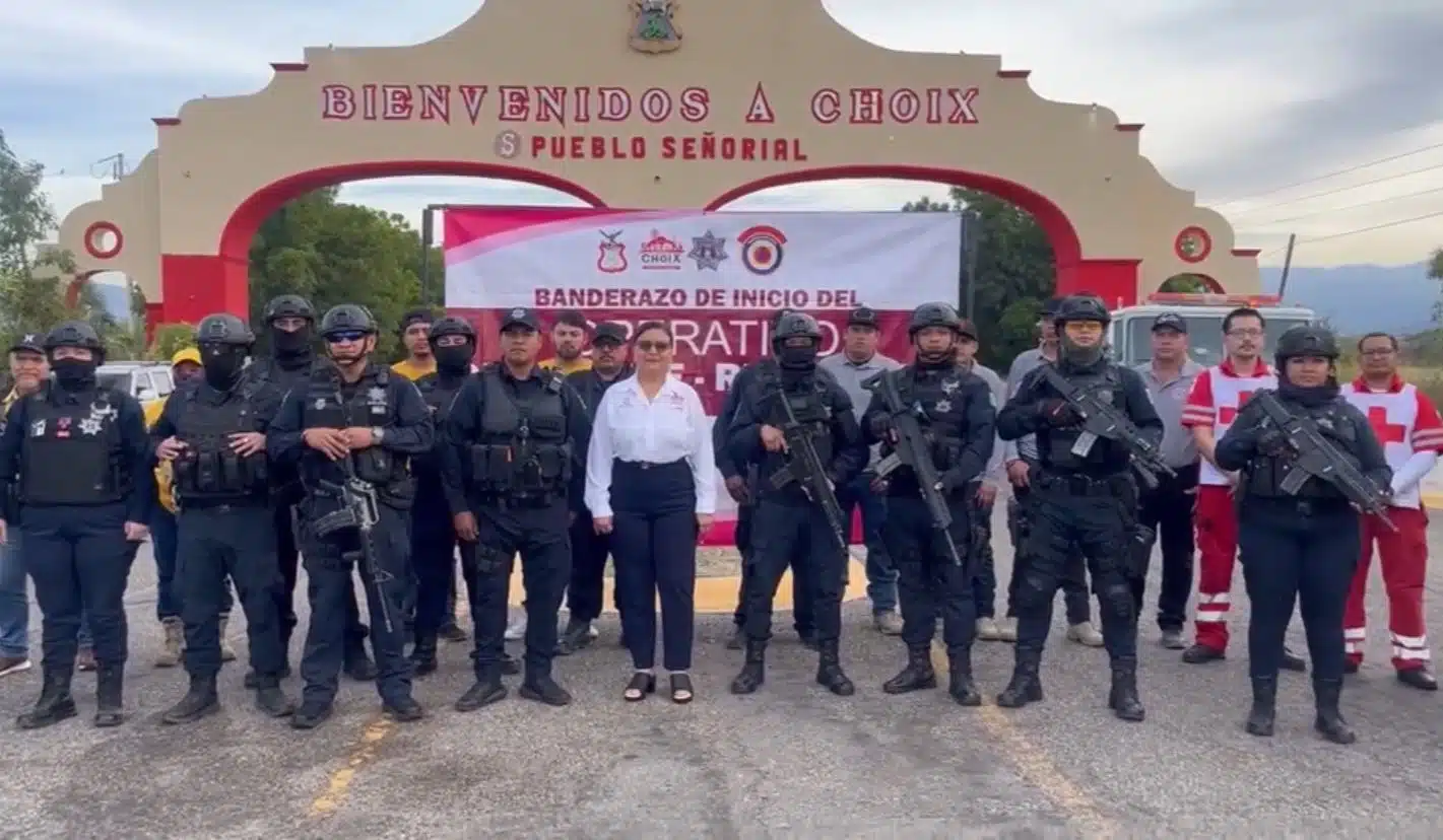 Alcaldesa de Choix y policías municipales