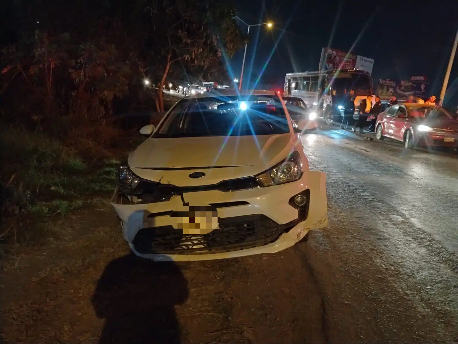 Un camión urbano le pegó por alcance a un automóvil y