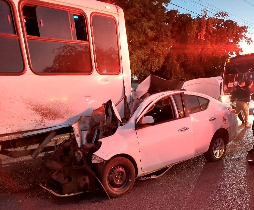 Auto color blanco impactado contra la parte trasera de un camión en carretera de Navolato