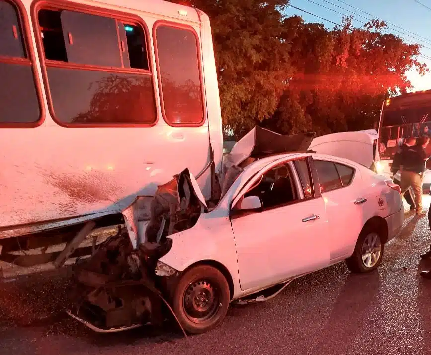 Auto color blanco impactado contra la parte trasera de un camión en carretera de Navolato