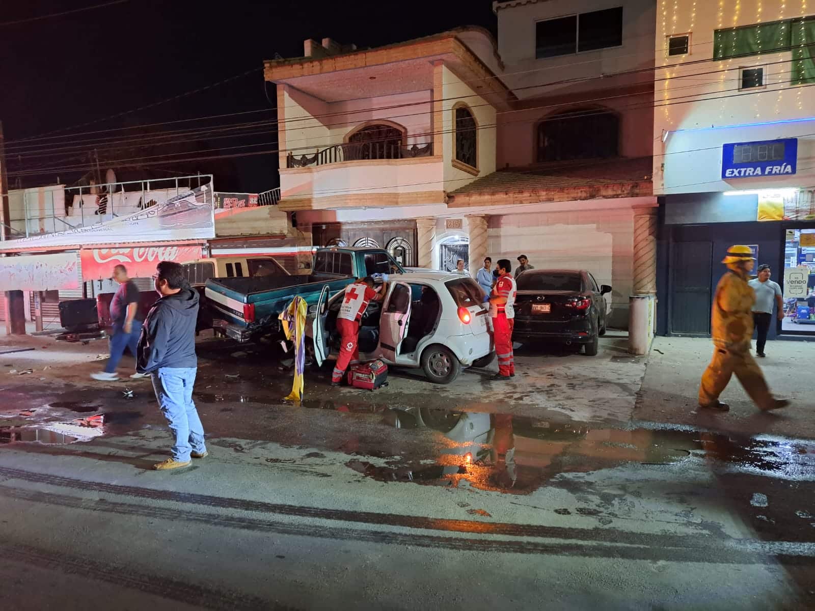 El conductor del automóvil Matiz se estrelló con dos camionetas que estaban estacionadas.