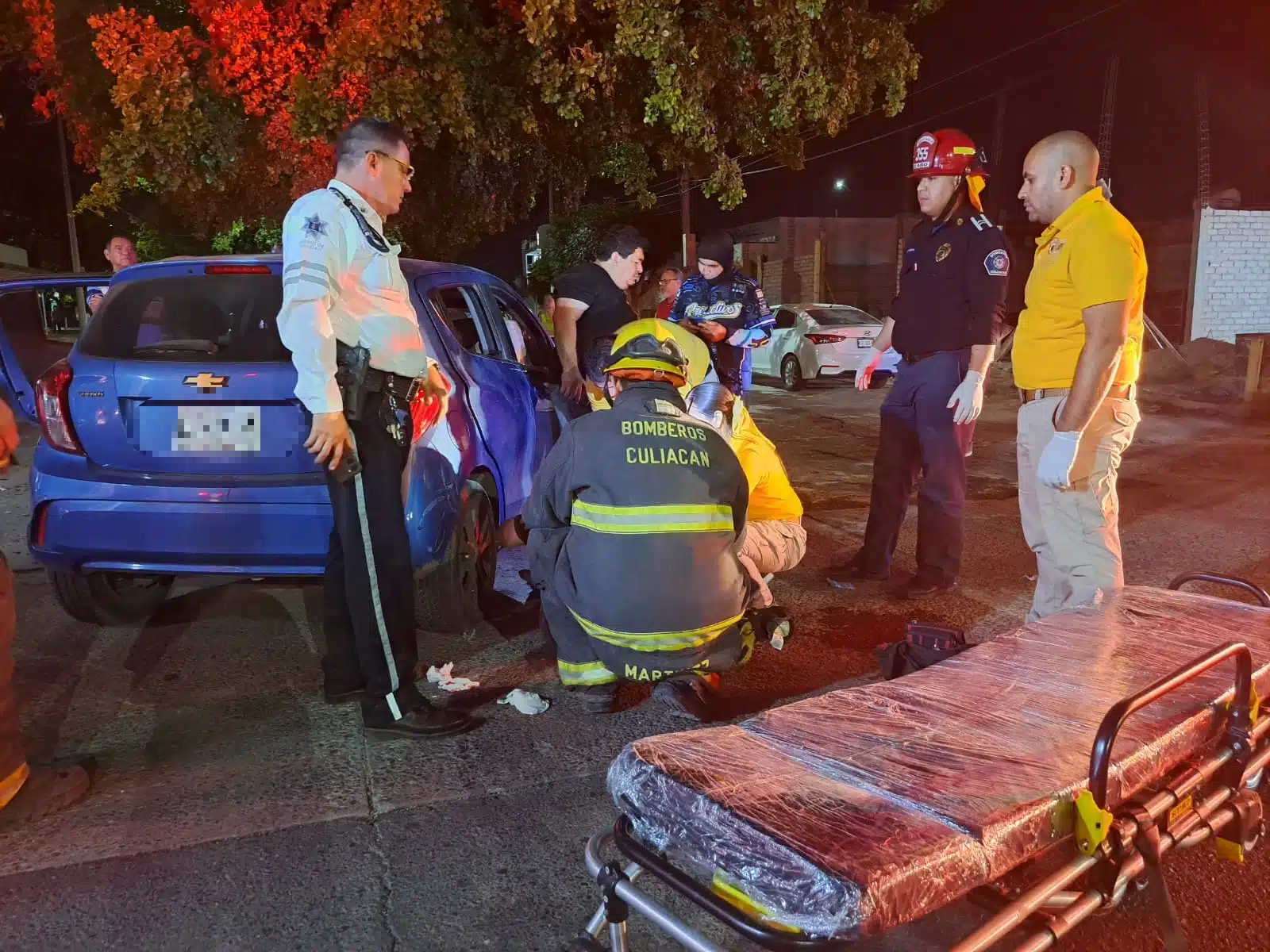 La joven fue llevada a un hospital al sufrir heridas de consideración en la cabeza y quedar prensada tras un fuerte encontronazo.