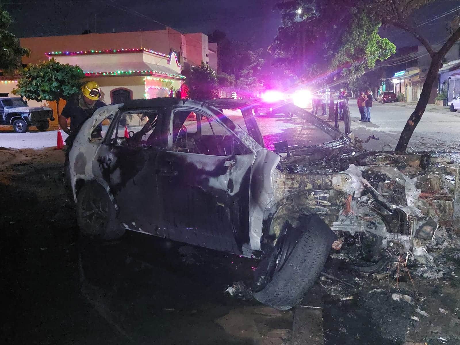 La camioneta Toyota Rav4 terminó totalmente calcinada.