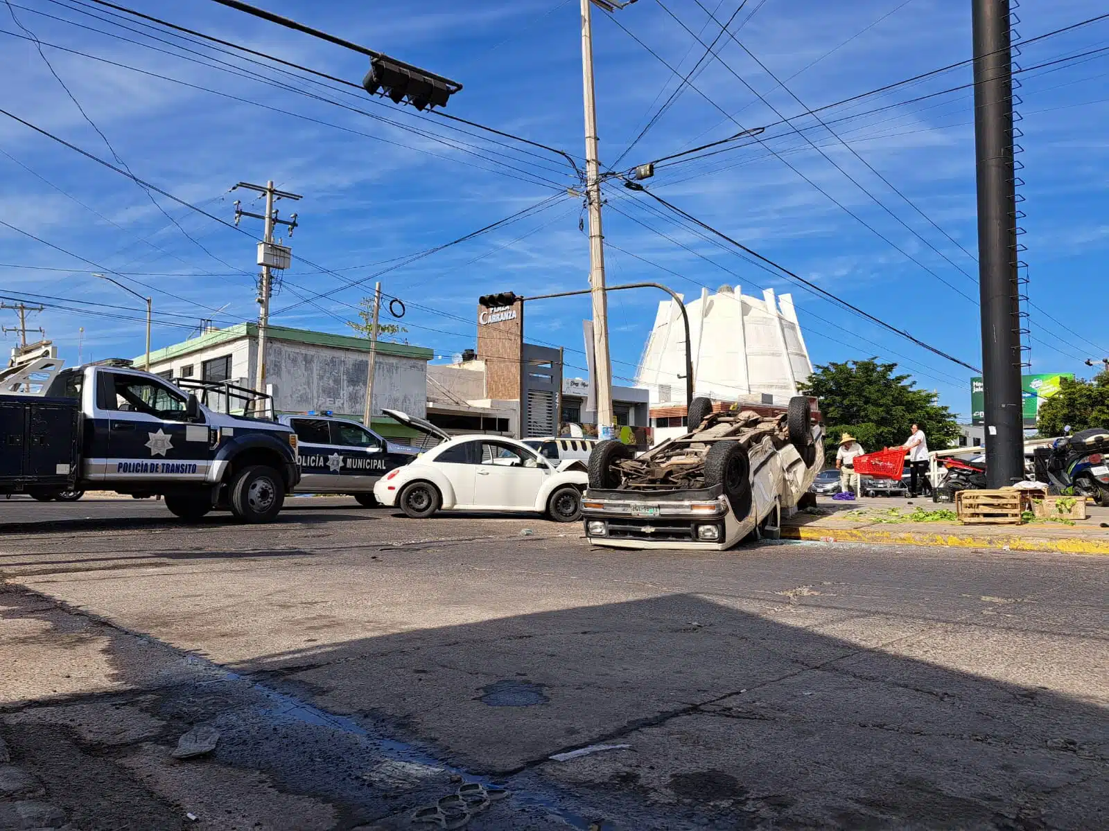 Policía, grua y autos chocados en Culiacán