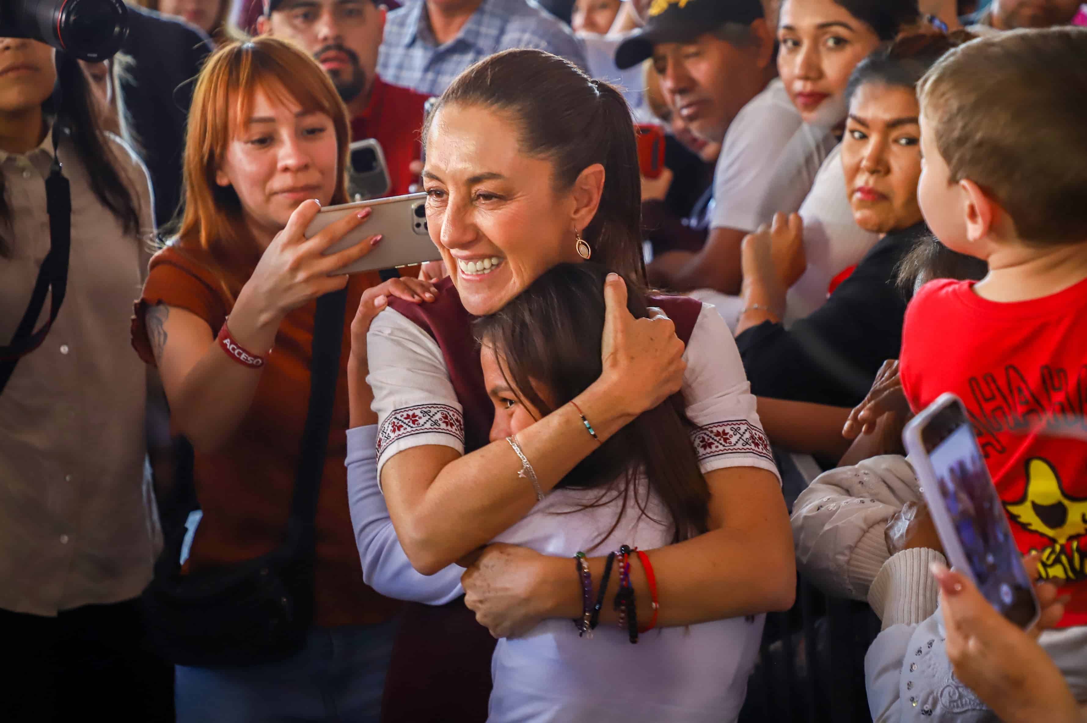 las porras acompañaron el arribo de Claudia Sheinbaum a Navolato.