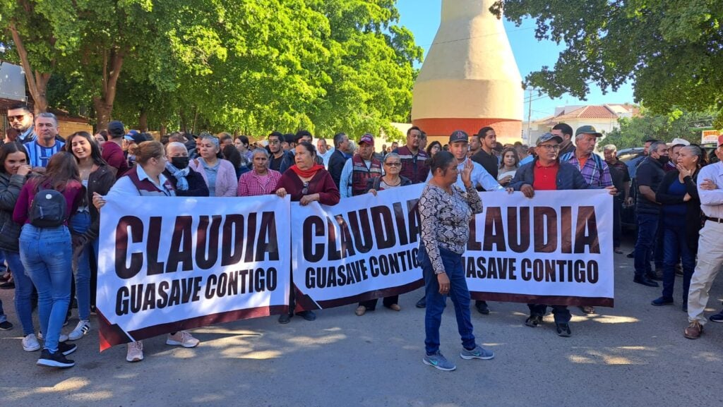 Personas en el parque Hernando de Villafañe en Guasave esperado a Claudia Sheinbaum