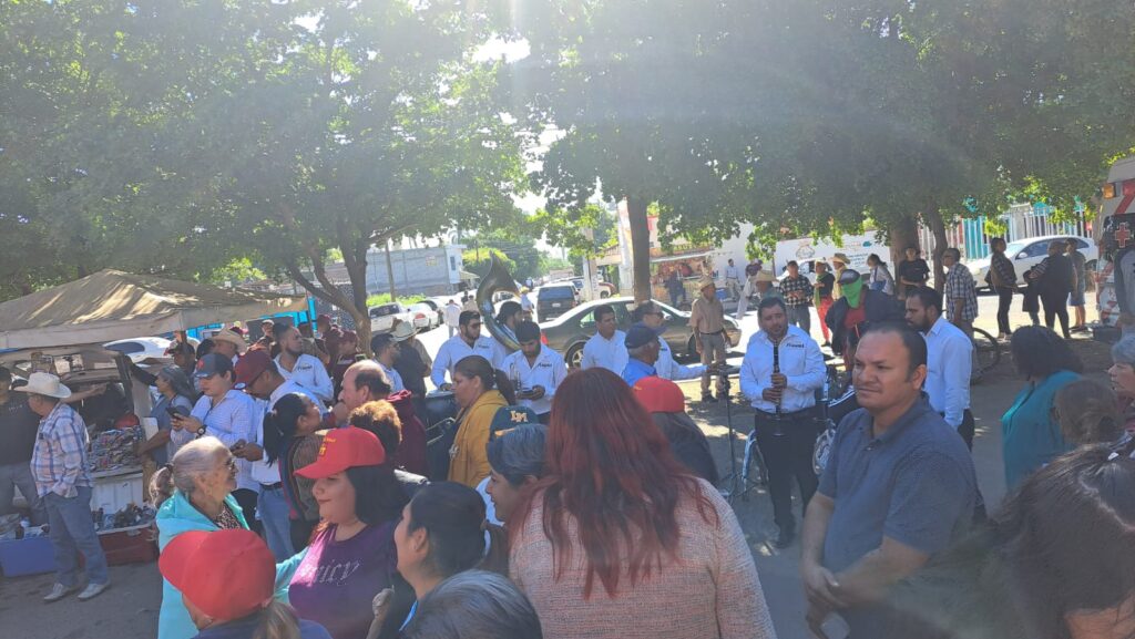 Personas en el parque Hernando de Villafañe en Guasave esperado a Claudia Sheinbaum