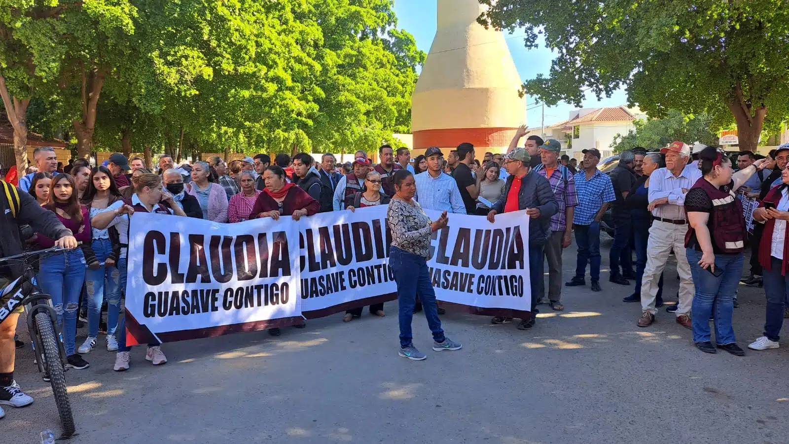 Personas en el parque Hernando de Villafañe en Guasave esperado a Claudia Sheinbaum