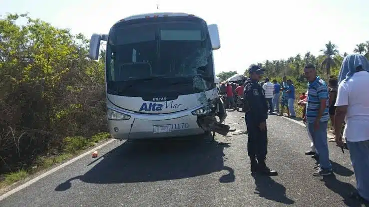 Colisión de un autobús en Guerrero deja cinco fallecidos