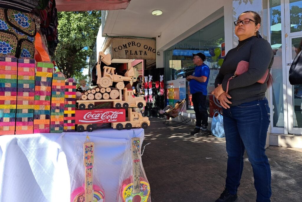 Personas caminando por comercios de Culiacán