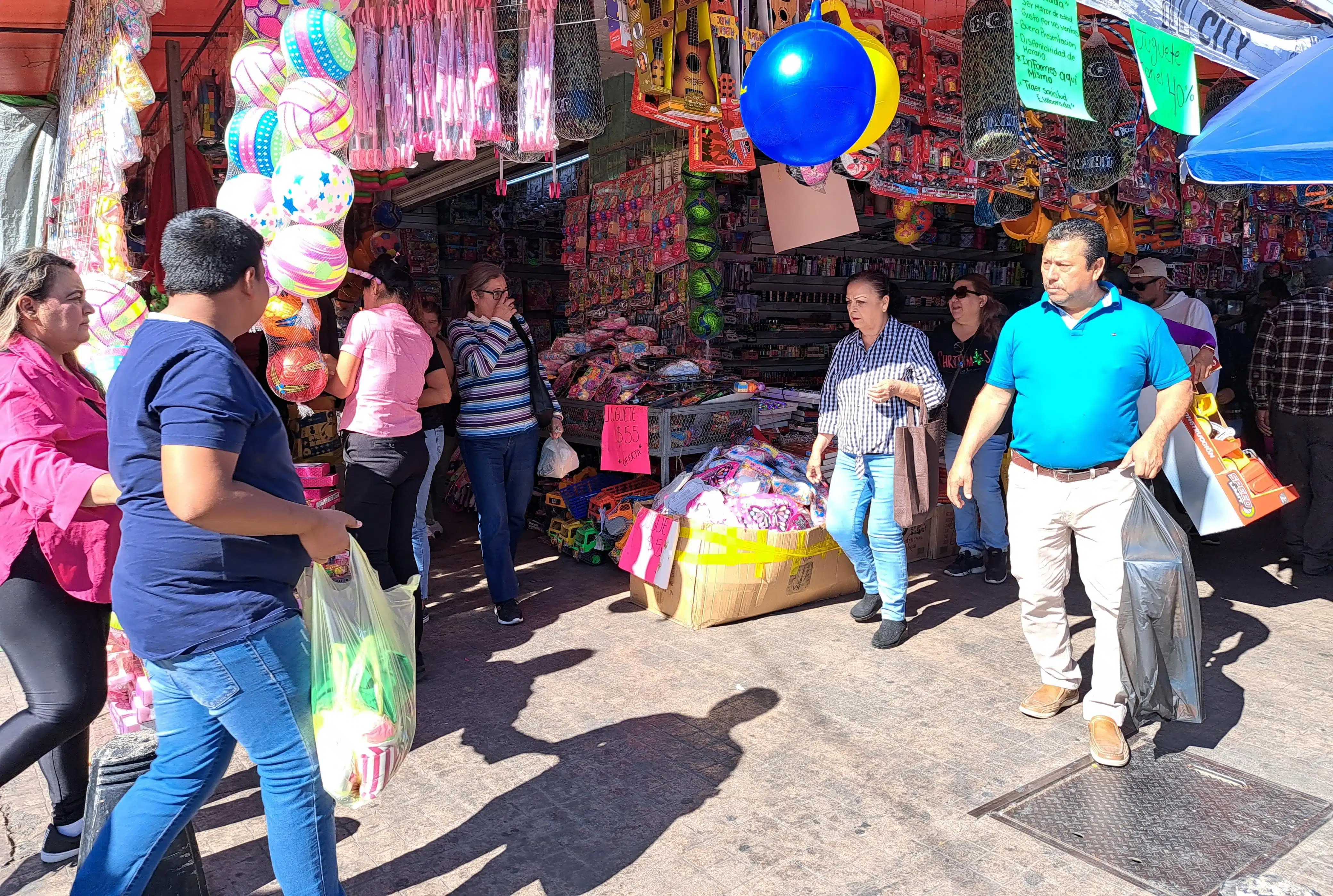 Personas caminando por comercios de Culiacán