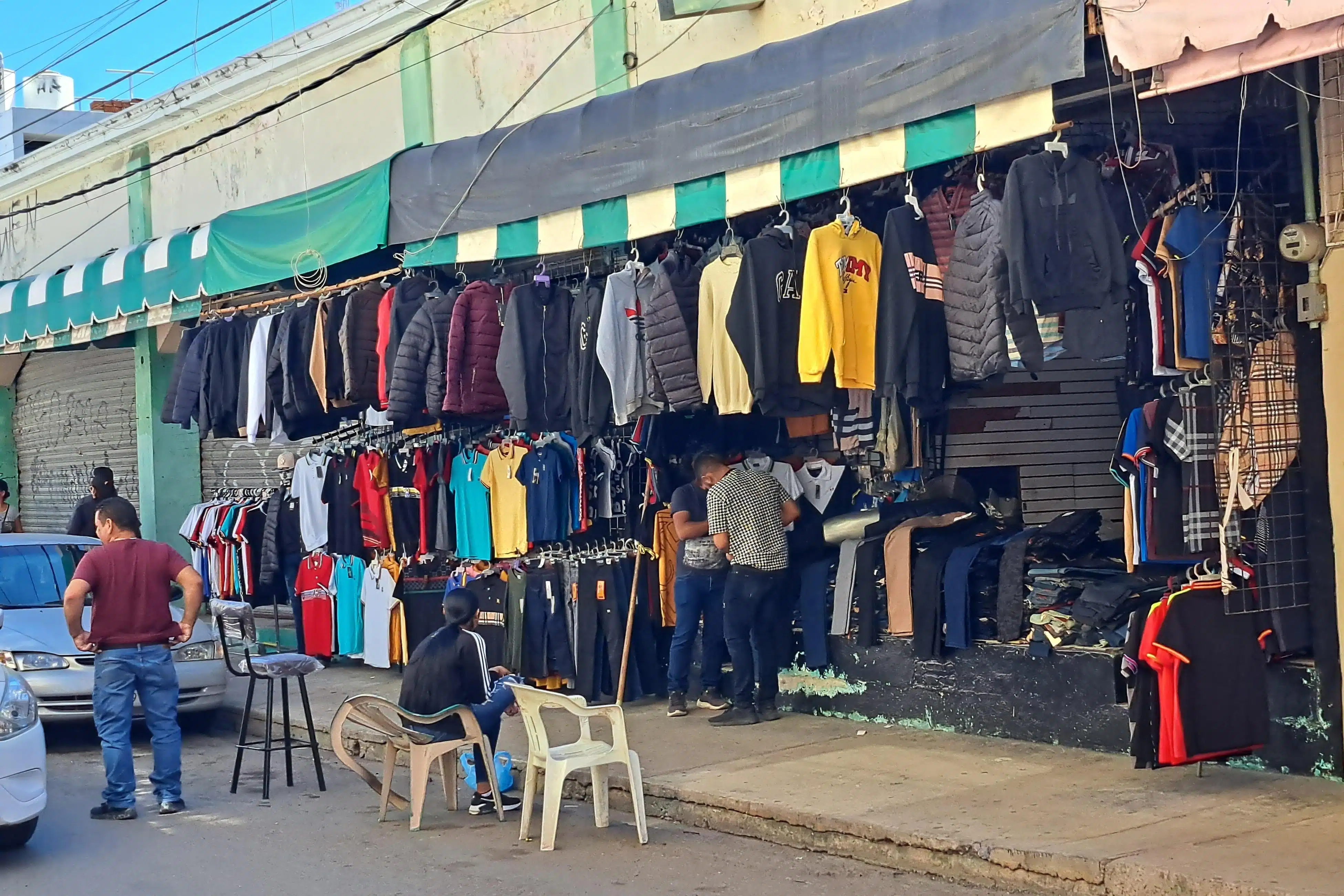 Ropa colgada afuera de una tienda en Mazatlán