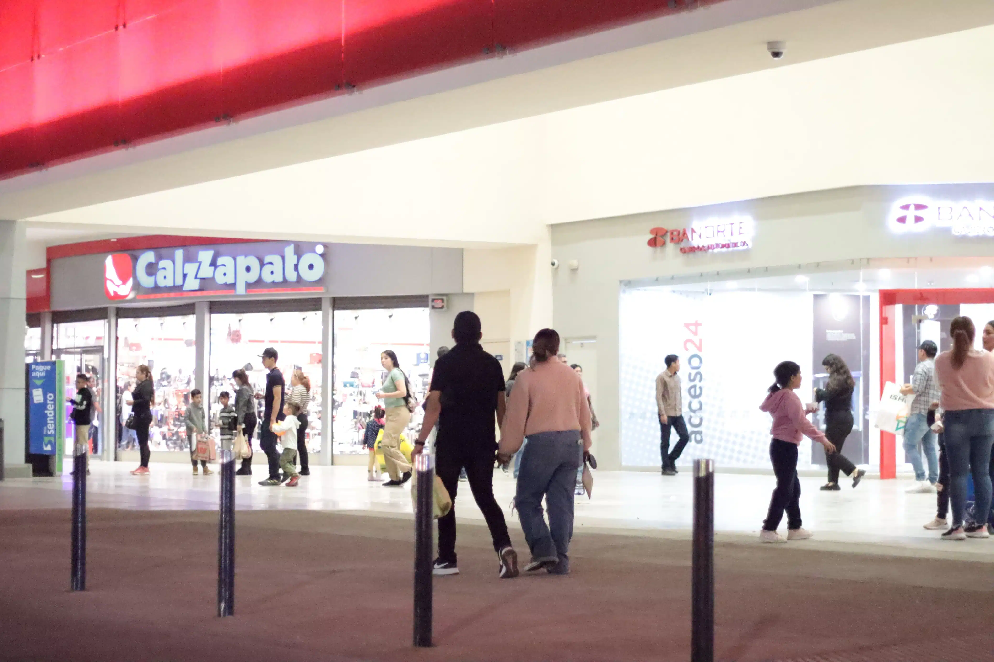 Las compras navideñas incrementaron el flujo de personas y automovilistas en comercios y plazas de Los Mochis.