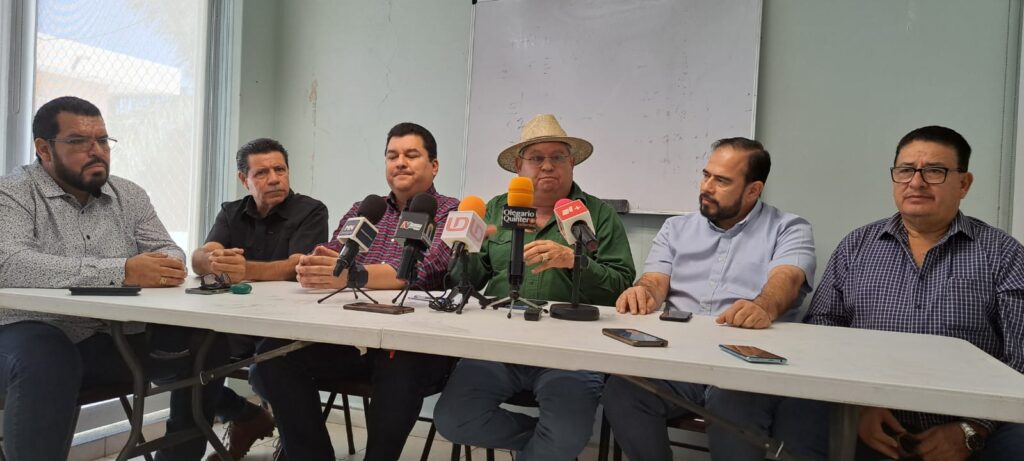 Personas en una conferencia de prensa en Culiacán