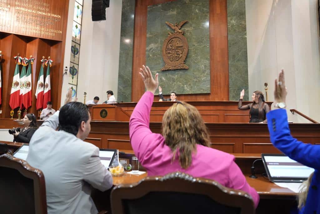 Algunos diputados locales de la 64 Legislatura levantaron para reelegirse.