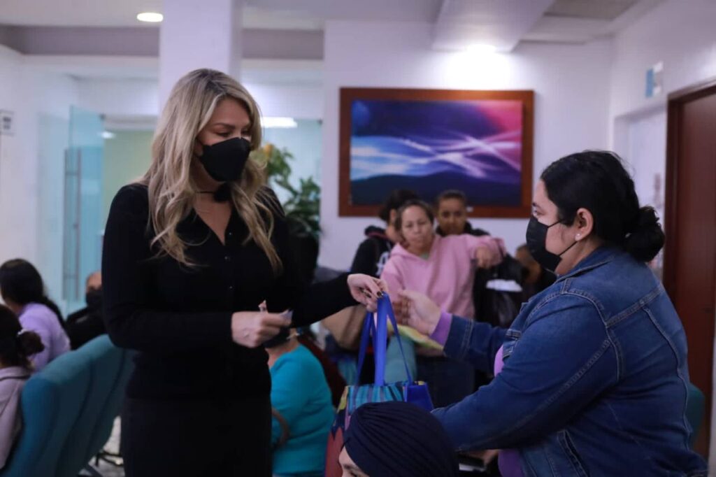 Connie Zazueta Castro entregando medicamento y despensas a pacientes con cáncer en Sinaloa