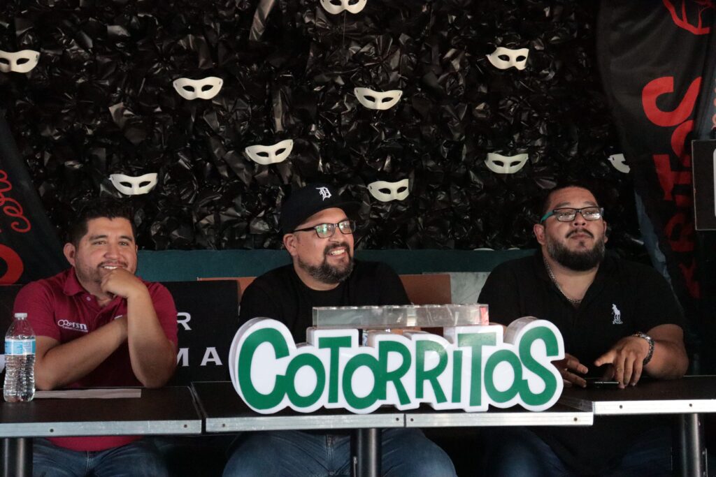 Rueda de prensa ofrecida a medios de comunicación de Los Mochis para informar del show de stand up en Cotorritos restaurante bar