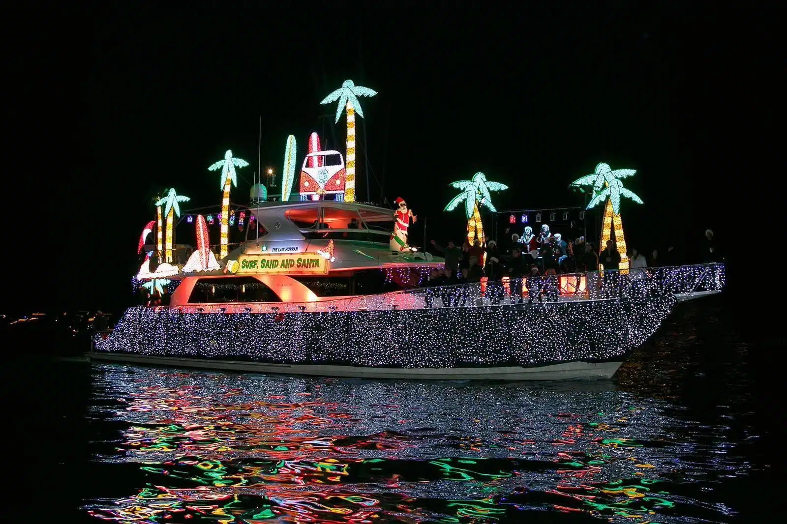 Barco con luces navideñas