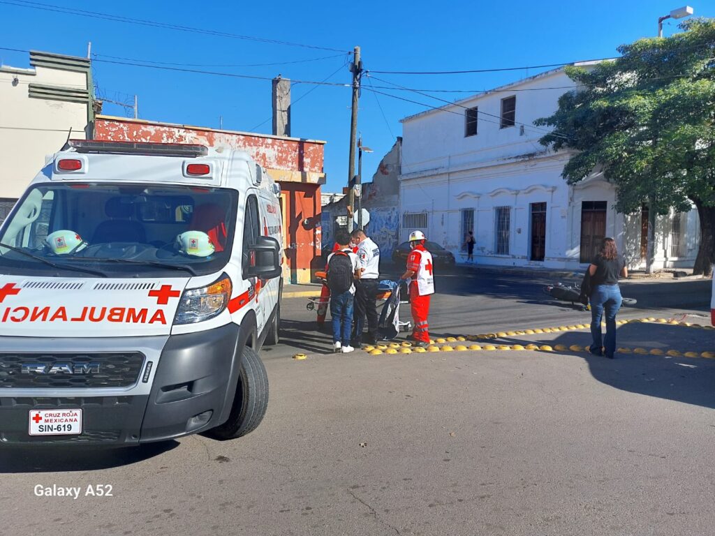 Ambulancia y personal de Cruz Roja en un accidente en Mazatlán