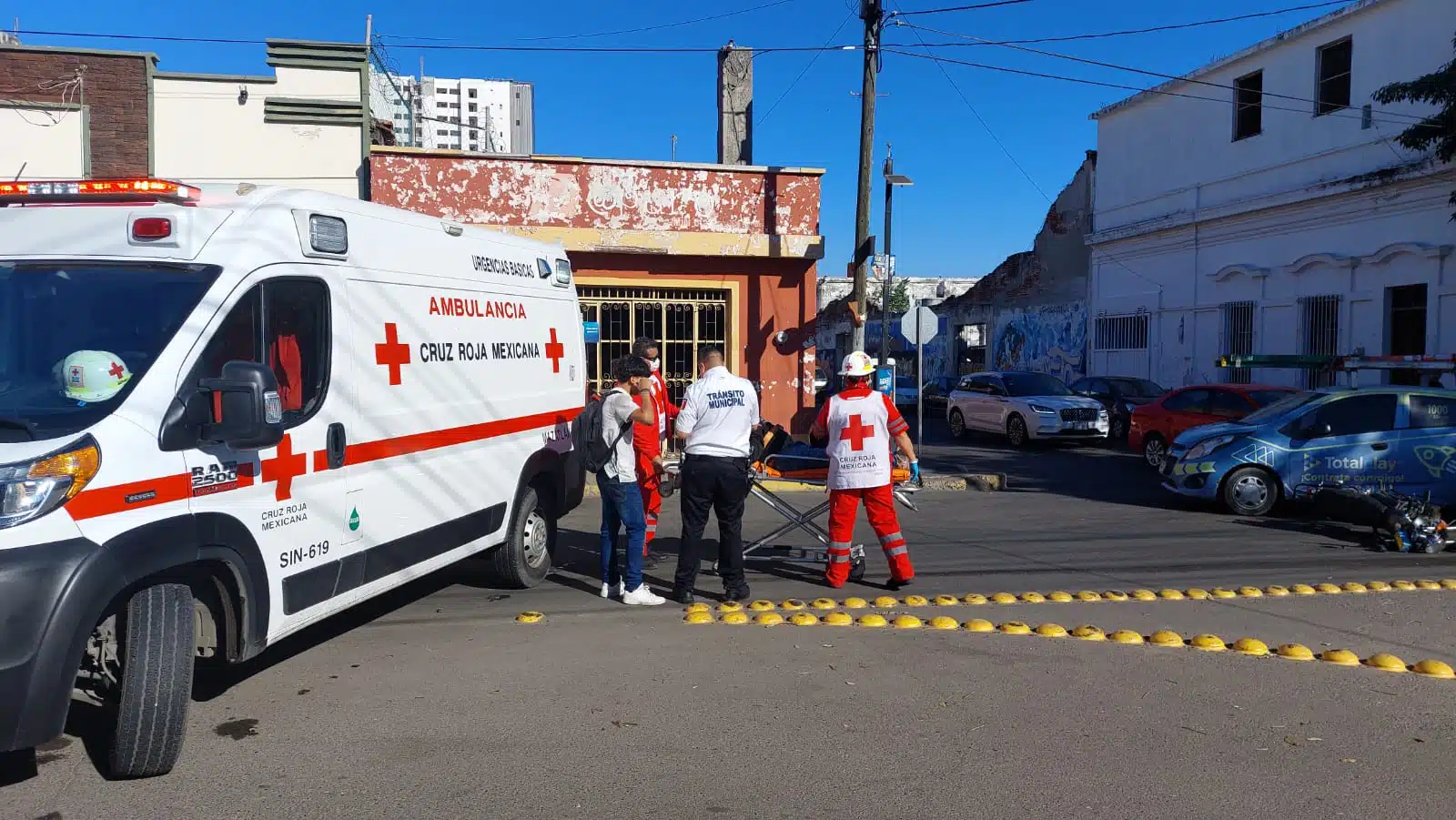 Ambulancia y personal de Cruz Roja en un accidente en Mazatlán