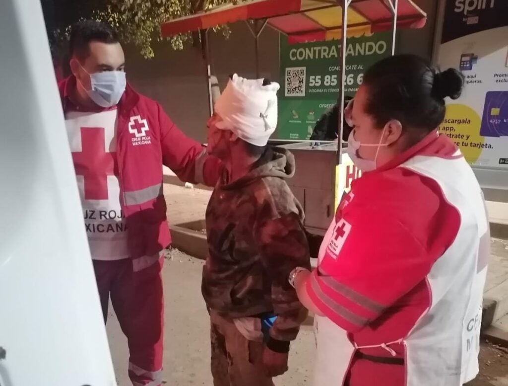 Paramédicos de Cruz Roja Mexicana atendiendo a una persona herida 