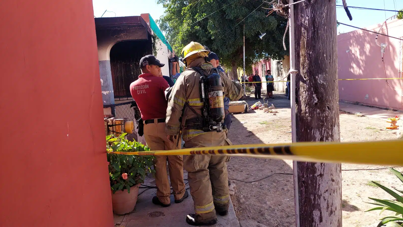 Cuerpo de bomberos atendiendo llamado de incendio en casa habitacional en sector Bachomo en Los Mochis.
