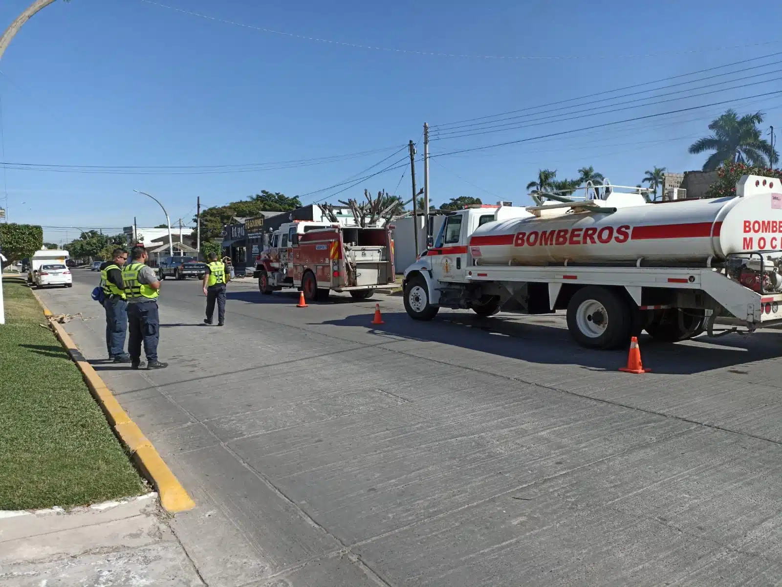 Cuerpo de Bomberos ene l lugar del incendio.