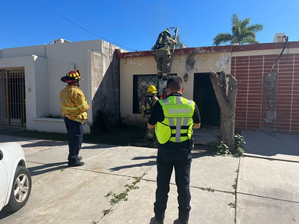 Cuerpos de rescate en el lugar del incendio.