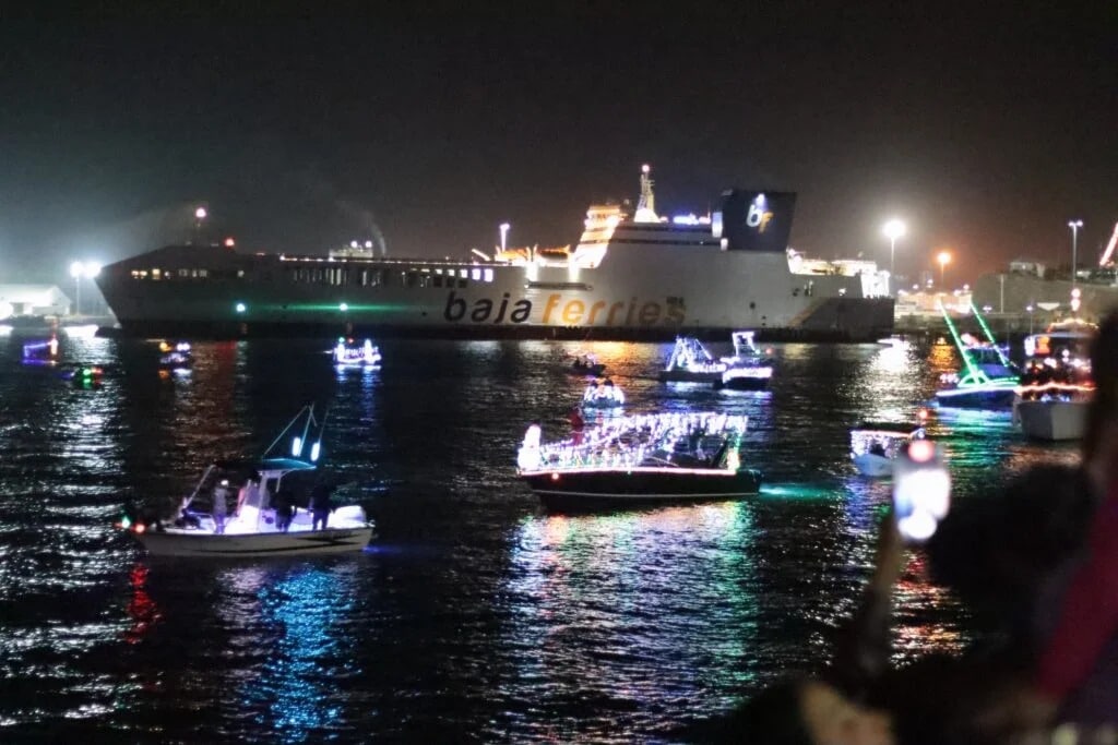 Desfile náutico presenciado desde el puerto de Topolobampo.