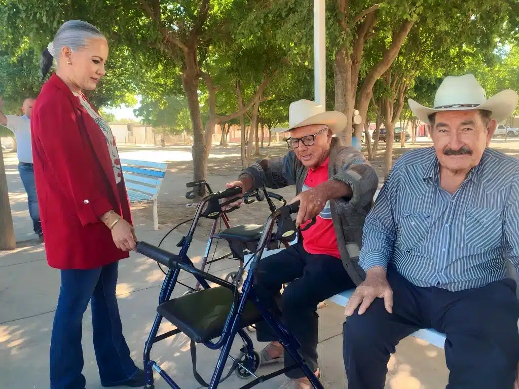 DIF Salvador Alvarado entrega apoyos a personas con diferentes discapacidades