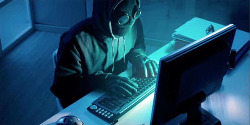 Delincuente en computadora