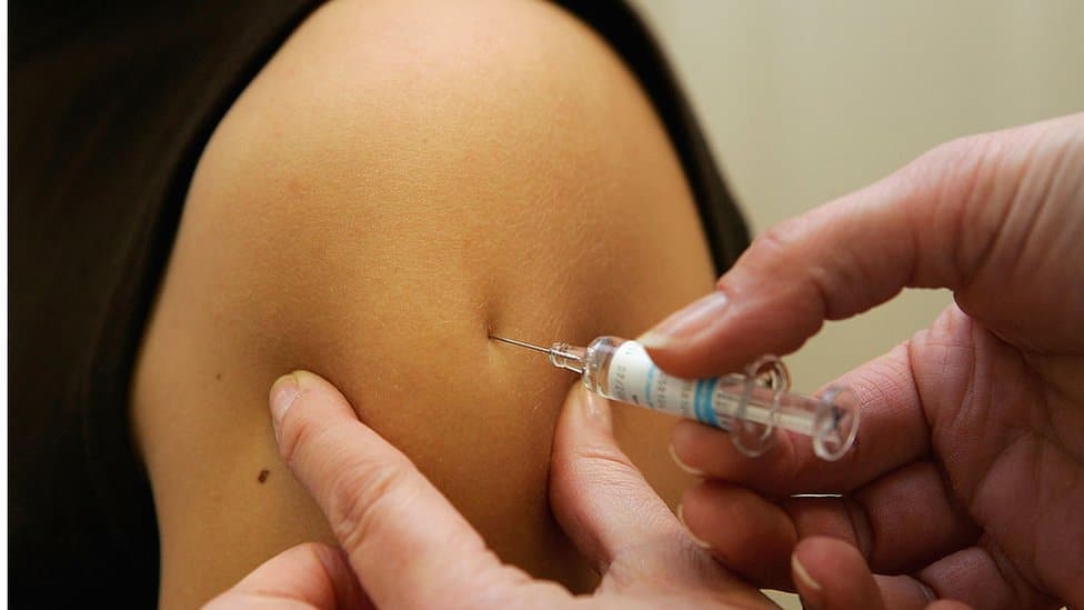 Desarrolla tumor en el hombro tras aplicación de vacuna contra Covid-19