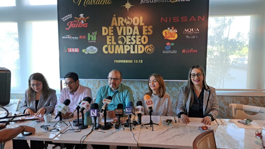 5 personas en una conferencia de prensa con los medios de comunicación en Los Mochis