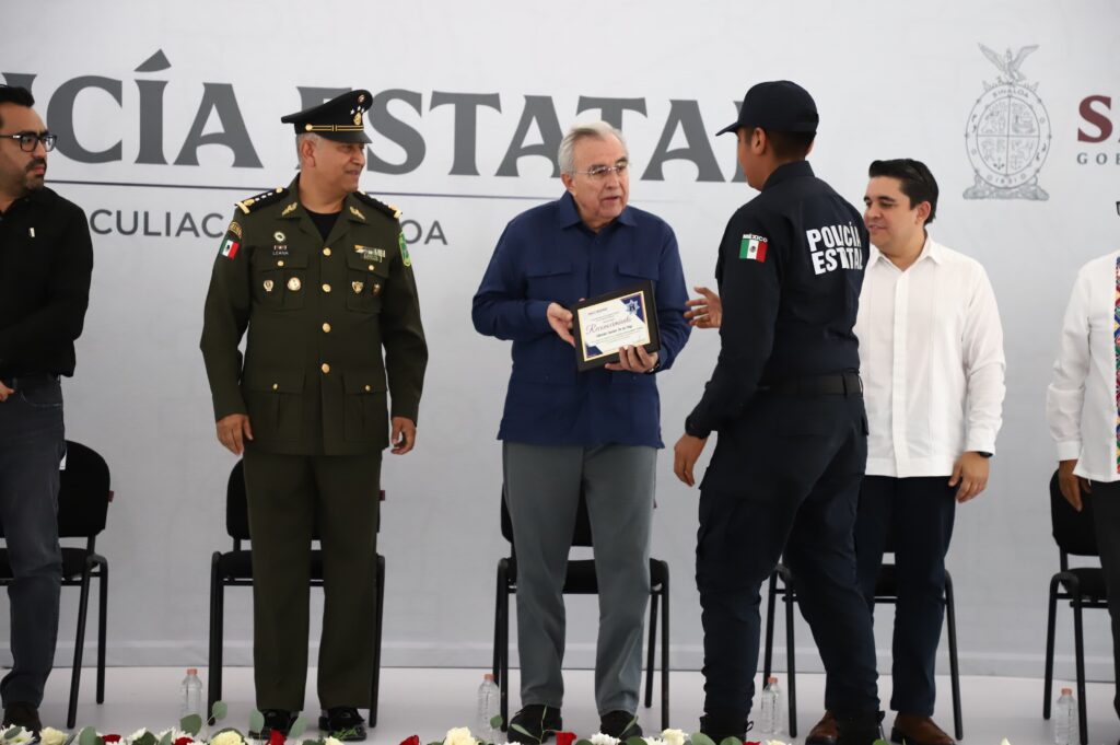 Rubén Rocha Moya entregando reconocimiento a Policías