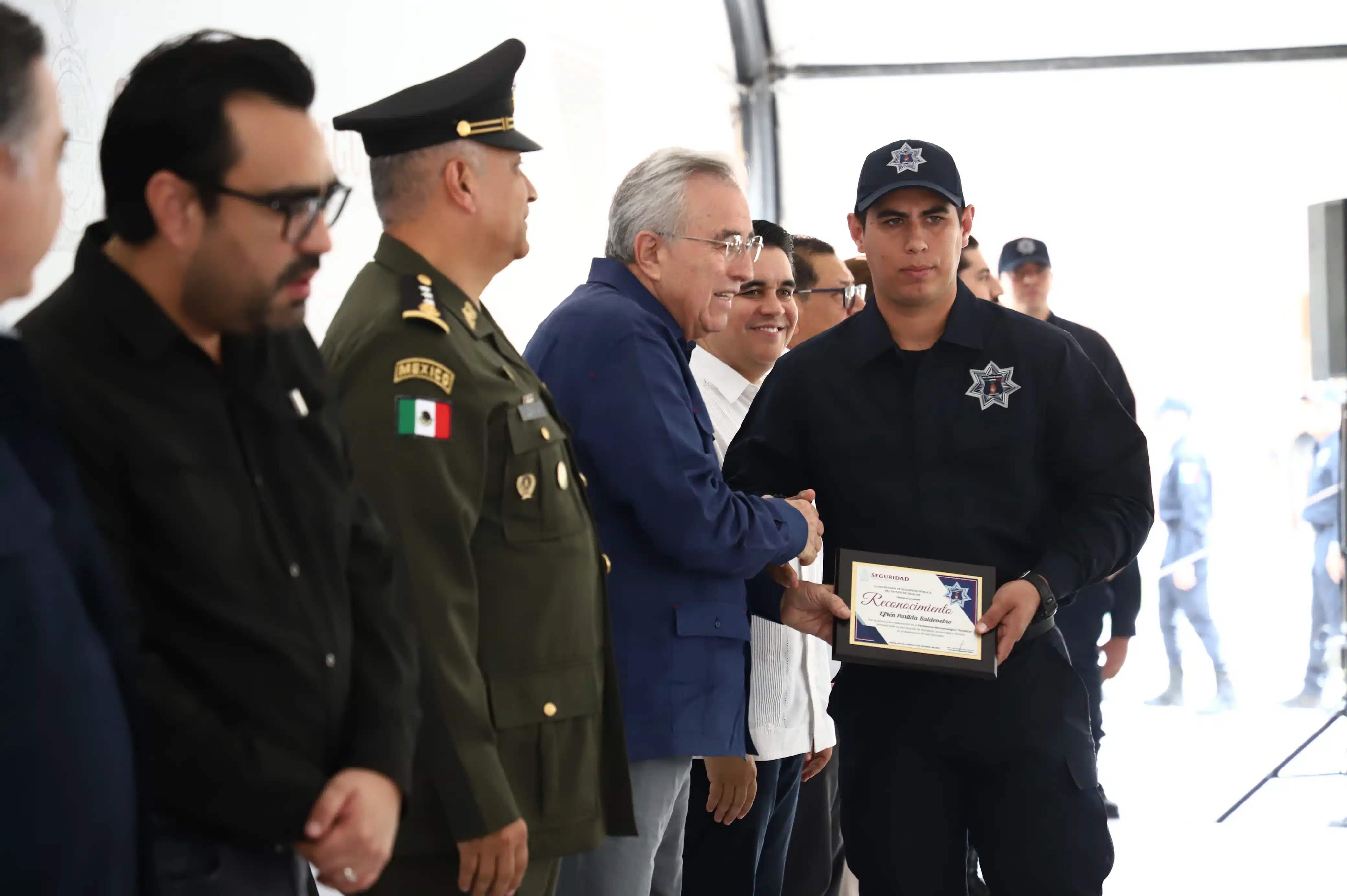 Rubén Rocha Moya entregando reconocimiento a Policías
