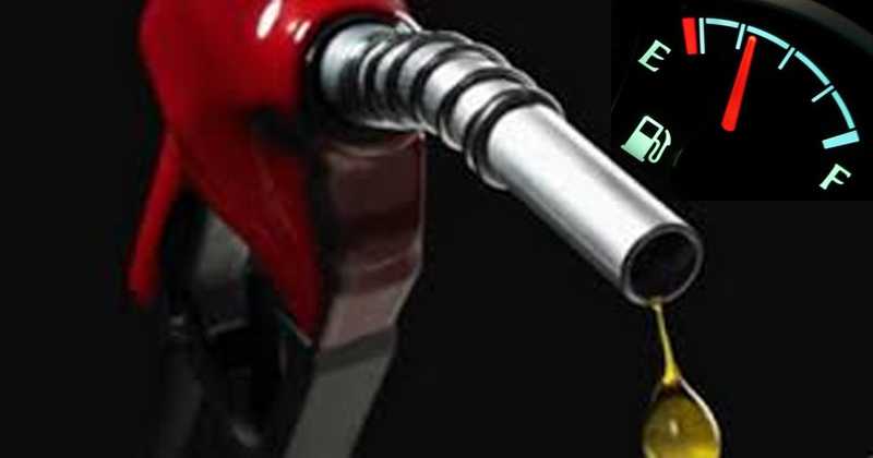 Manguera color rojo que simula la carga de diésel y a un lado el medidor de gasolina de un carro