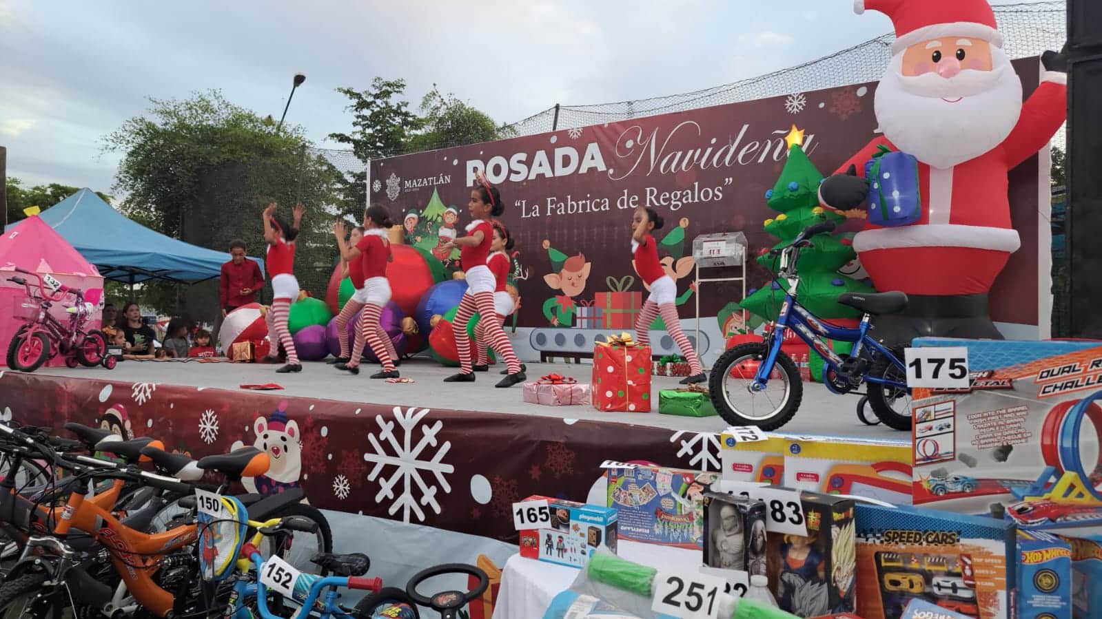 El evento estovo amenizado con un show de payaso, números musicales, algodones de azúcar, entre otras sorpresas.