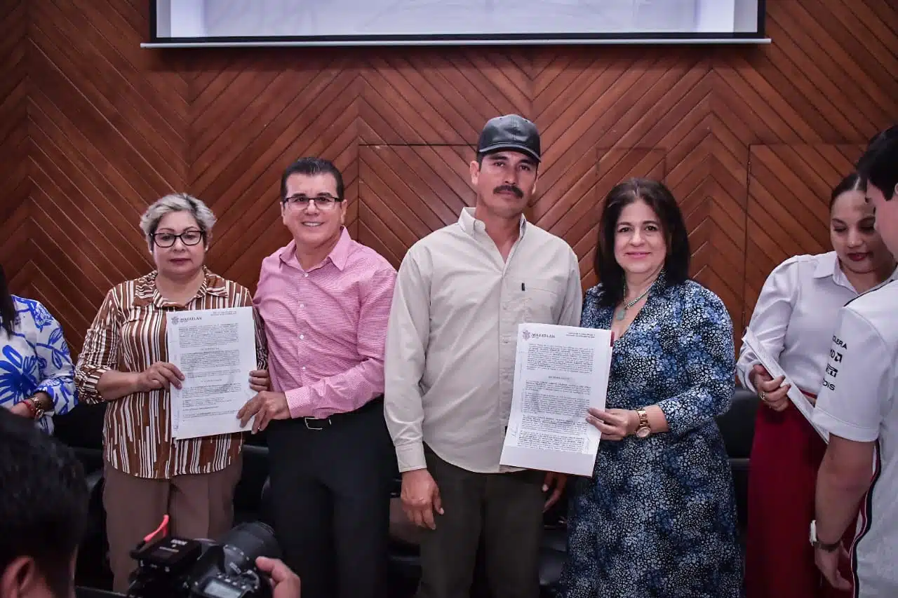 Ayuntamiento de Mazatlán entregó 100 escrituras a familias de diferentes colonias.