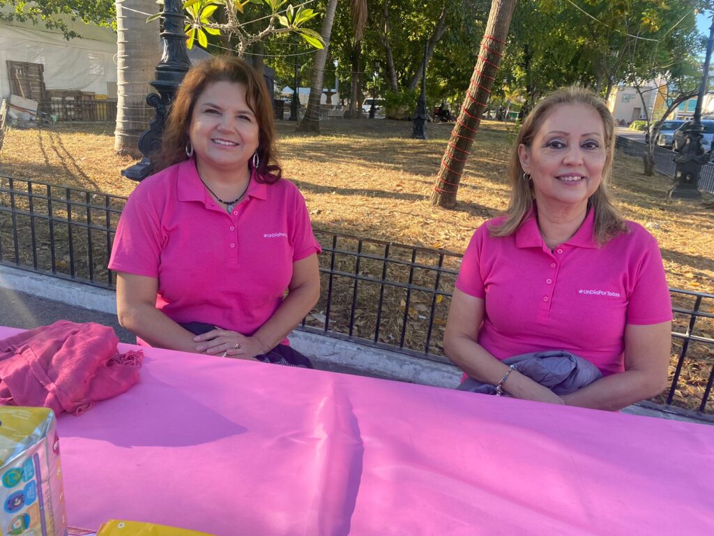 2 personas en la Plazuela 27 de Septiembre en Los Mochis