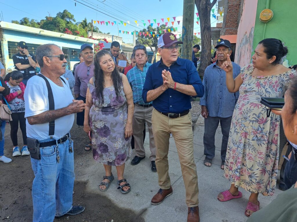 Alcalde de Mazatlán, Edgar Augusto González Zatarain con vecinos de colonia de Mazatlán