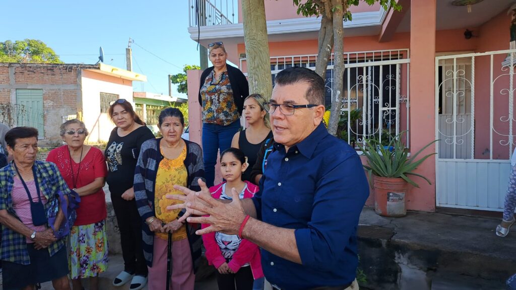 Alcalde de Mazatlán, Edgar Augusto González Zatarain con vecinos de colonia de Mazatlán