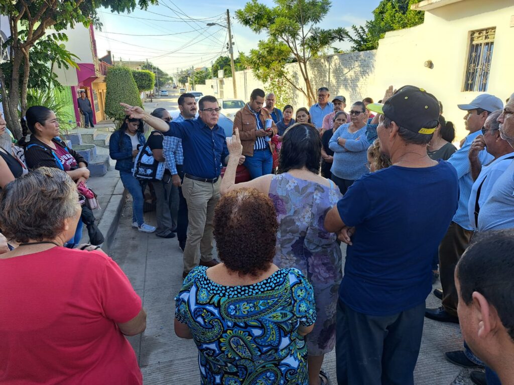 vecinos de colonia de Mazatlán con alcalde