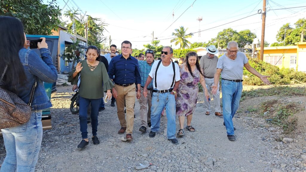 vecinos de colonia de Mazatlán con alcalde