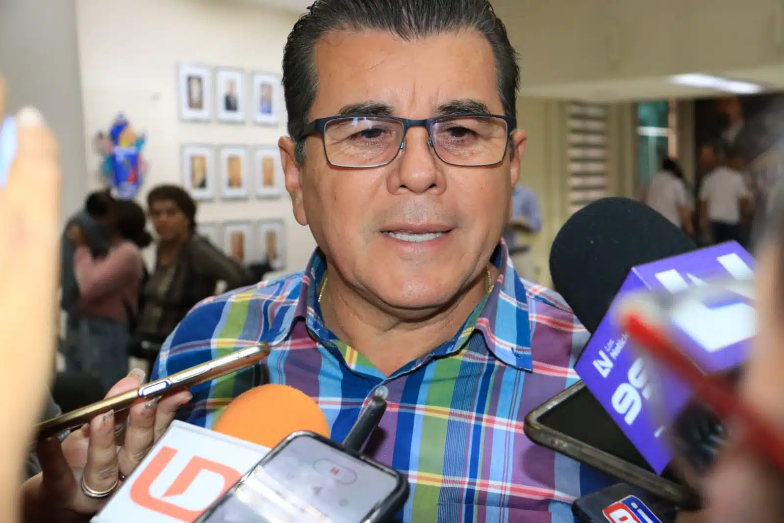 Édgar González Zatarain en entrevista con los medios de comunicación en Mazatlán