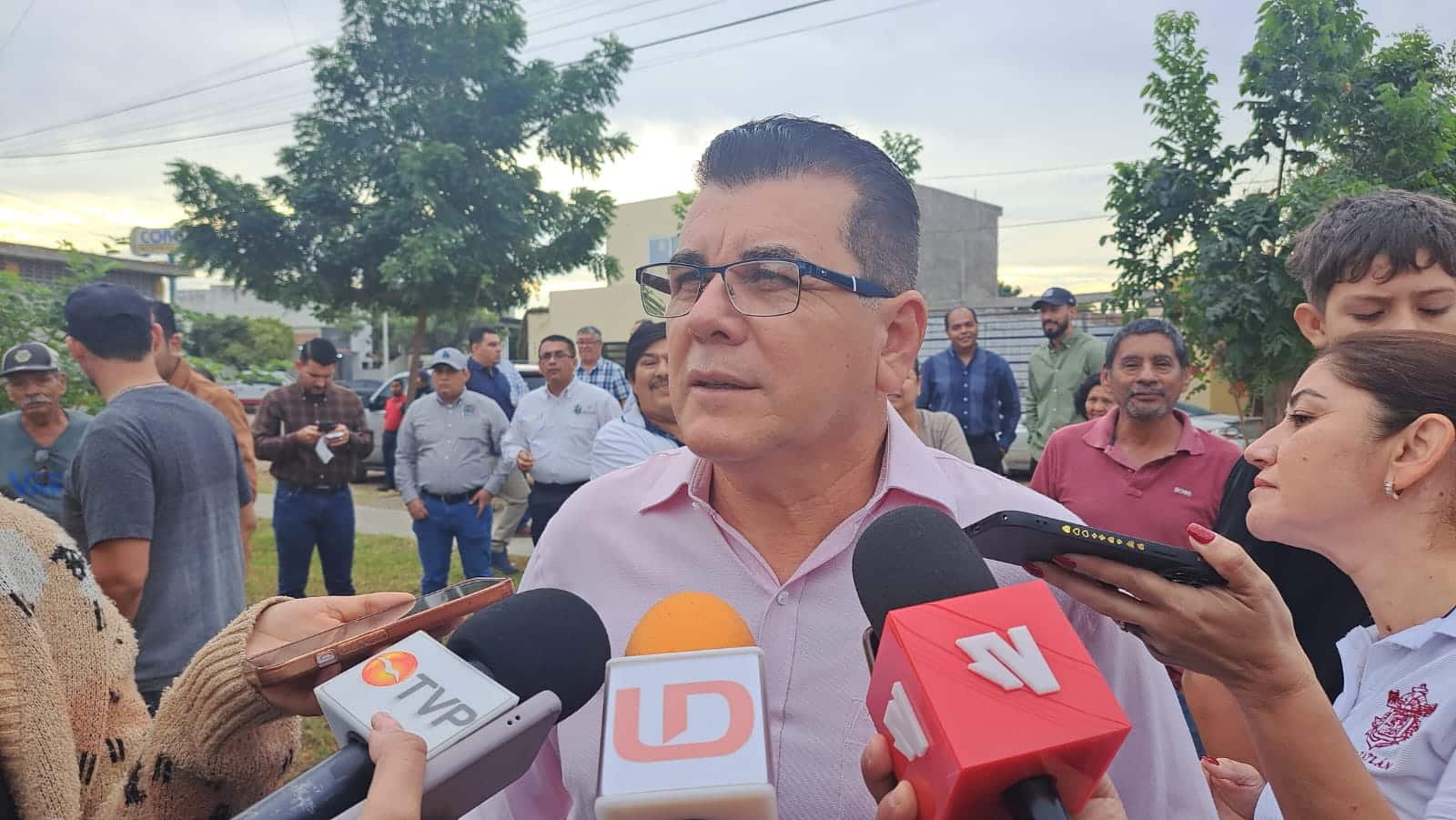 Édgar González Zataráin entrevistado en la colonia Jaripillo en Mazatlán