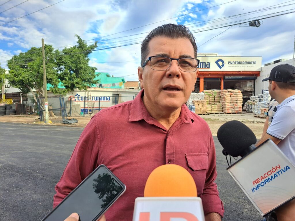 Édgar González Zataráin en entrevista con los medios de comunicación en Mazatlán