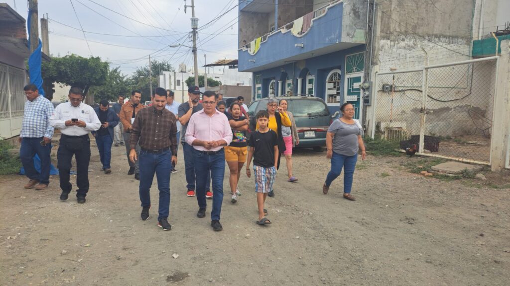 Édgar González Zataráin caminando con personas en la colonia Jaripillo en Mazatlán