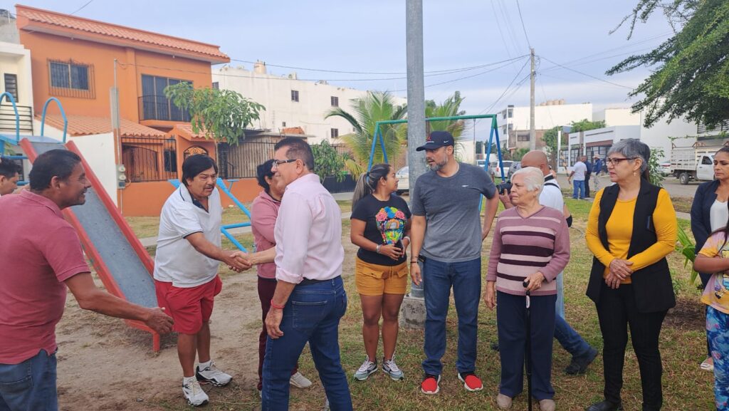Édgar González Zataráin saludando a personas en la colonia Jaripillo en Mazatlán