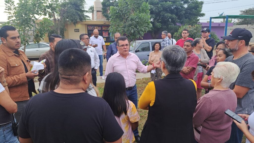 Édgar González Zataráin con personas en la colonia Jaripillo en Mazatlán