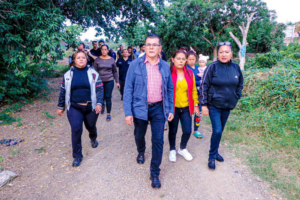 Édgar González Zataráin recorriendo calles en Mazatlán